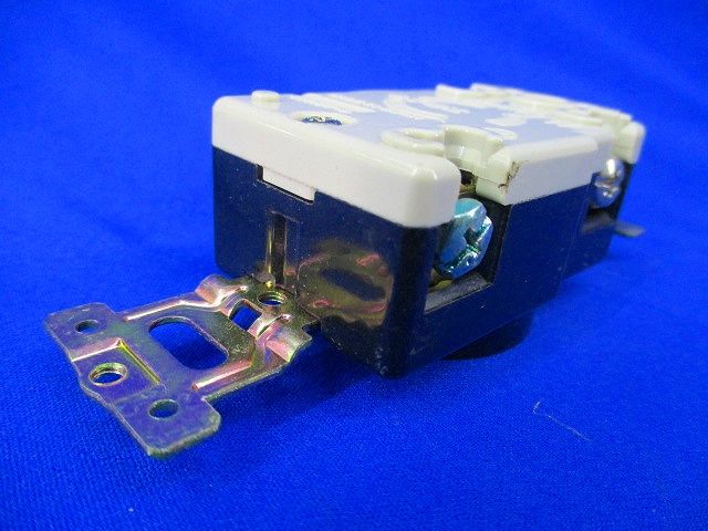 引掛埋込コンセント(9個入) WF2315K