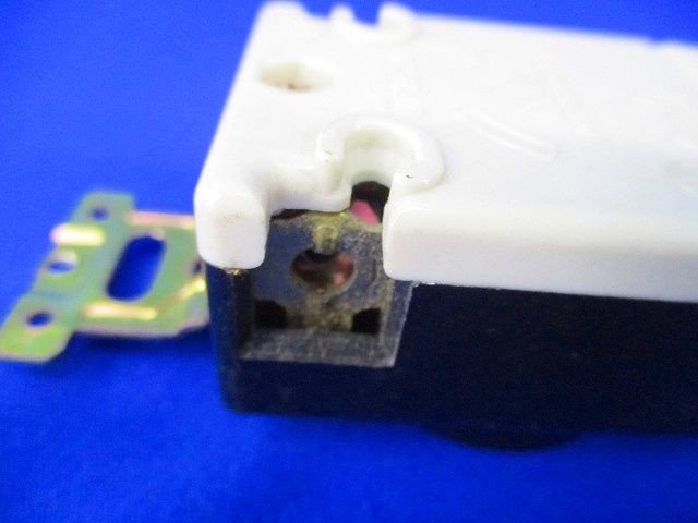 引掛埋込コンセント(8個入)(ブラック)ビス不足 WF2520