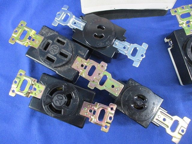 イン係埋め込みコンセント 混在 WF2520他