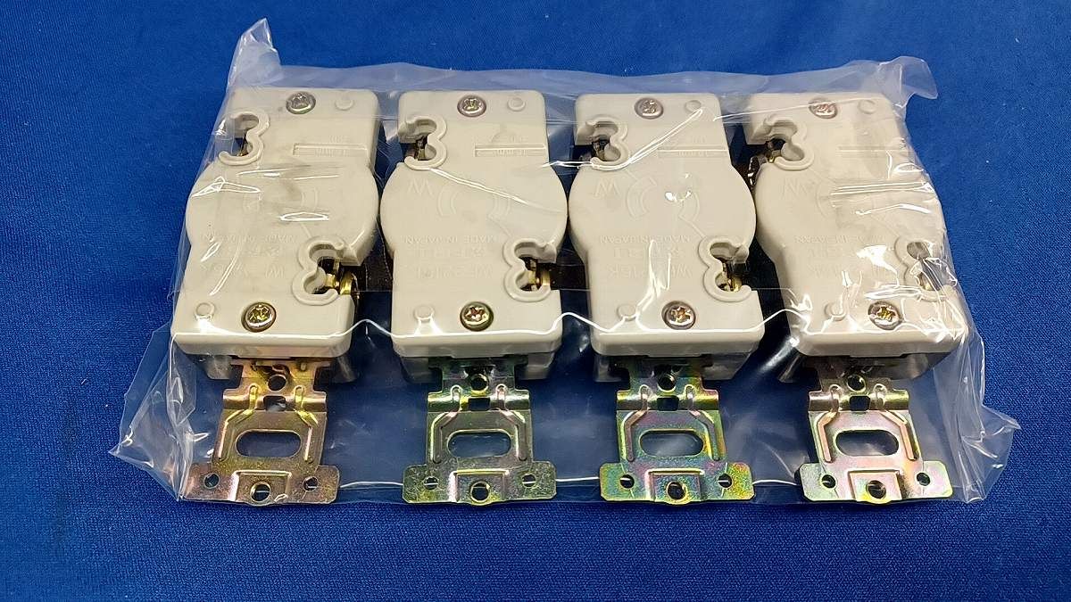 引掛埋込コンセント(4個入)(ブラック)汚れ有 WF2215K