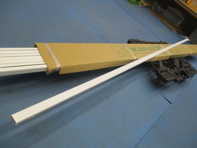 A型メタルモールジング2ｍ(8本入)(ホワイト) M(Y)102