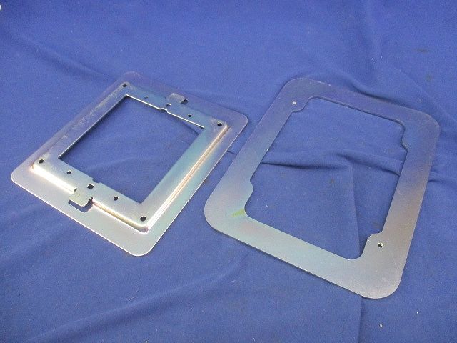 小型インナーコンセントスクエア用取付プレート(M4×40十字穴付なべ小ネジ2本不足) NE64906