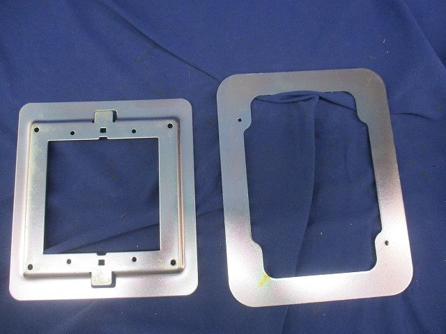 小型インナーコンセントスクエア用取付プレート(M4×40十字穴付なべ小ネジ2本不足) NE64906