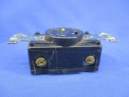 引掛形埋込コンセント(3個入)(キズ･汚れ有) 3310-L5