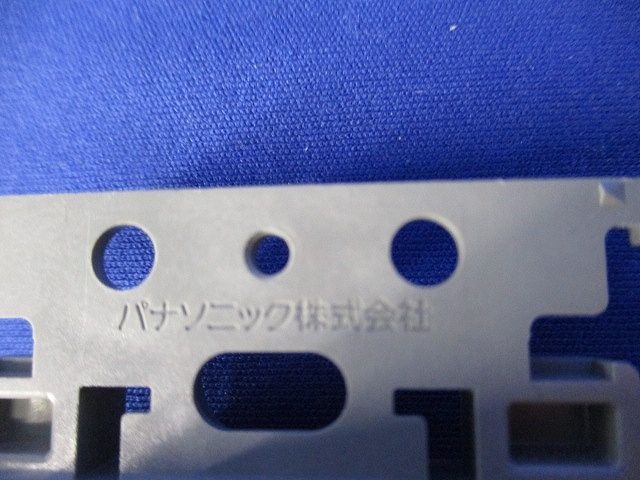 抜け止めトリプルコンセント(絶縁枠付) WTF10634WK