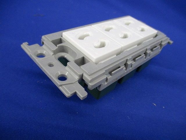 抜け止めトリプルコンセント(絶縁枠付) WTF10634WK