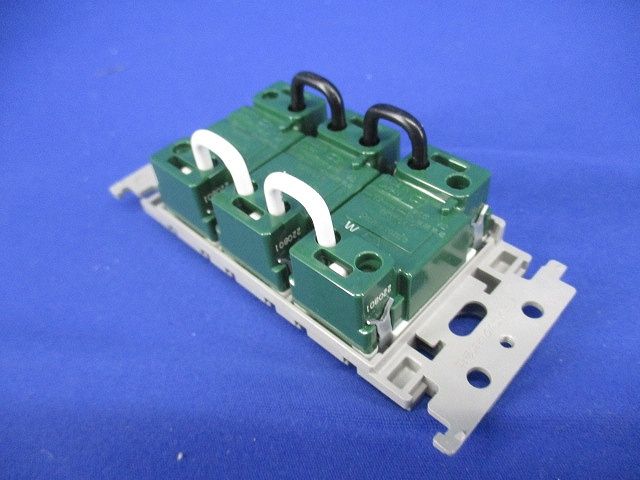 抜け止めトリプルコンセント(絶縁枠付) WTF10634WK