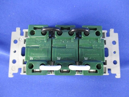 抜け止めトリプルコンセント(絶縁枠付) WTF10634WK