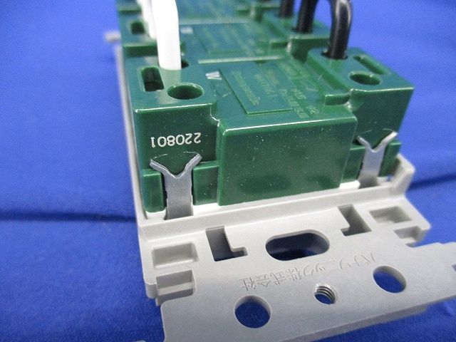 抜け止めトリプルコンセント(絶縁枠付) WTF10634WK