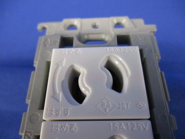 抜け止めトリプルコンセント(絶縁枠付) WTF10634WK