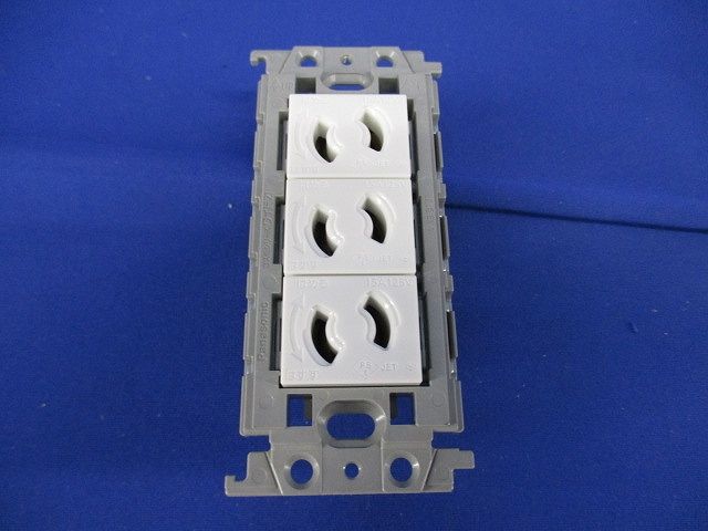 抜け止めトリプルコンセント(絶縁枠付) WTF10634WK