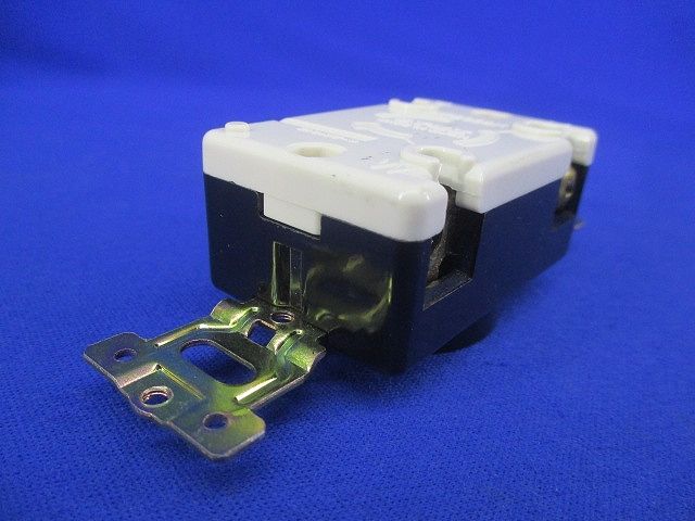 引掛埋込コンセント(3個入)(汚れ有)(ビス不足)National WF2320K