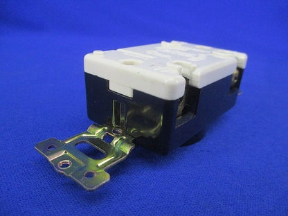 引掛埋込コンセント(3個入)(汚れ有)(ビス不足)National WF2320K