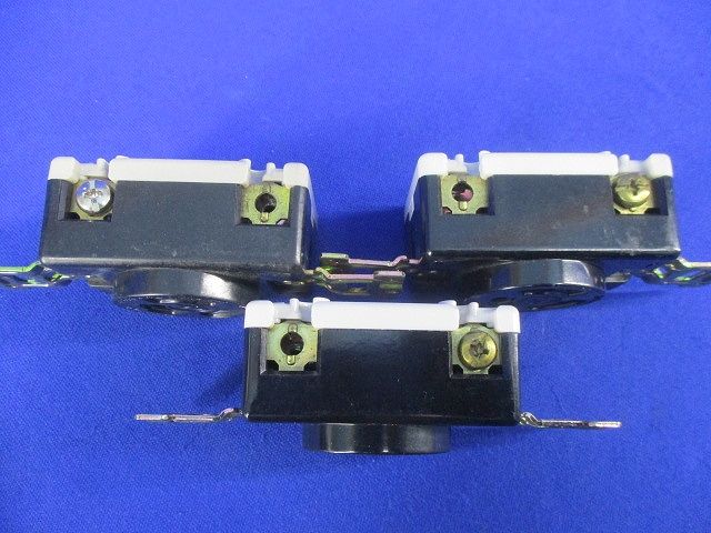 引掛埋込コンセント(3個入)(汚れ有)(ビス不足)National WF2320K