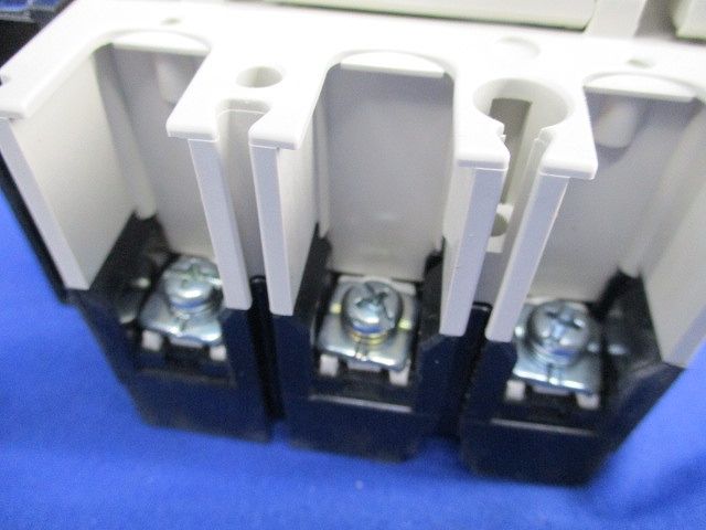 ノーヒューズブレーカ3P30A(アラームスイッチ付)(リード線端子台付) NF63-CV