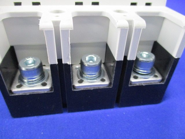 ノントリップスイッチ AC220V 225A 3P(キズ・汚れ有) NSR223-225