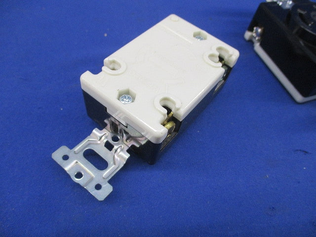 接地2P20A引掛埋込コンセント(5個入) WF2520