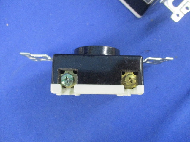 接地2P20A引掛埋込コンセント(5個入) WF2520