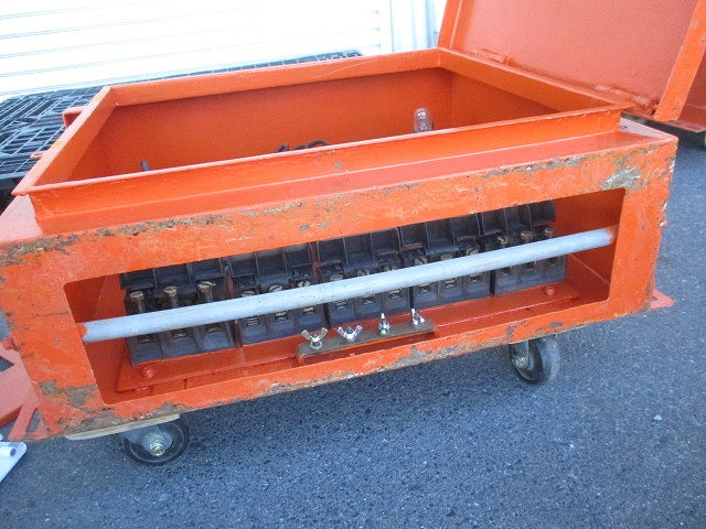 仮設用キャビネット 動力分電盤125A 鉄製 オレンジ(ジャンク品) 型番不明