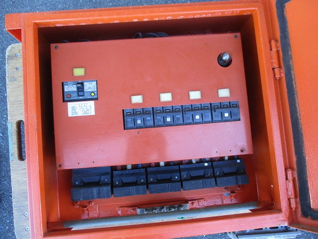 仮設用キャビネット 動力分電盤125A 鉄製 オレンジ(ジャンク品) GB-123E他