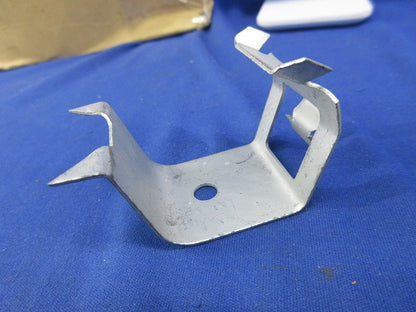 ネグロック(軽量間柱用ボックス支持金具)19個入 MB-40