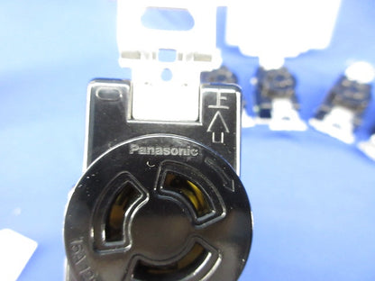 引掛埋込コンセント(5個入)(キズ・汚れ有) WF2315K