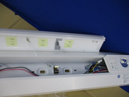 LED非常用ベースライト 階段通路誘導灯(昼白色)(24年製) NNCF42135LE9