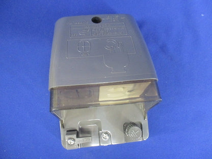 フル接地防水コンセント 入線機能付 抜け止め式・アースターミナル付 露出・埋込両用 ブラウン WK41049A