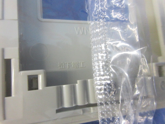 モダン角型埋込コンセントプレート(13枚入)(ミルキーホワイト) WN6021