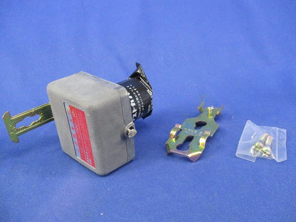 端子式EEスイッチ10A200V(キズ・汚れ有)箱違い EE8020