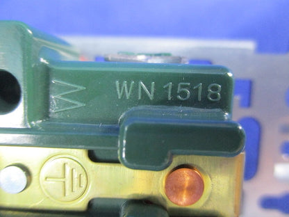 埋込アース付ダブルコンセント WN1518