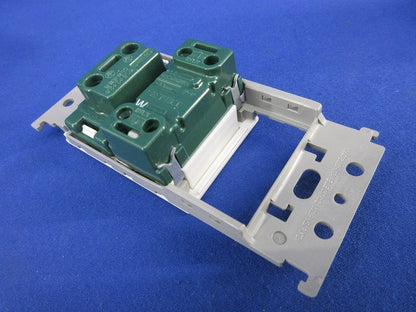 埋込スイッチスペースコンセント(ホワイト) WTF10315