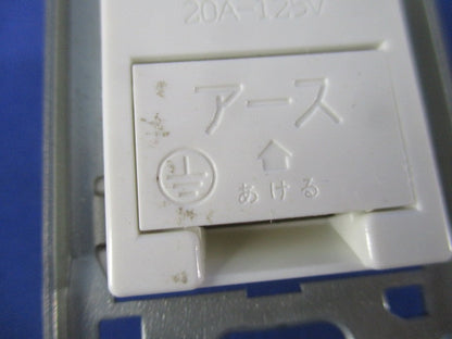 埋込アースターミナル付コンセント(8個入)(ピュアホワイト)(キズ・汚れ有) JEC-BN-LIGE