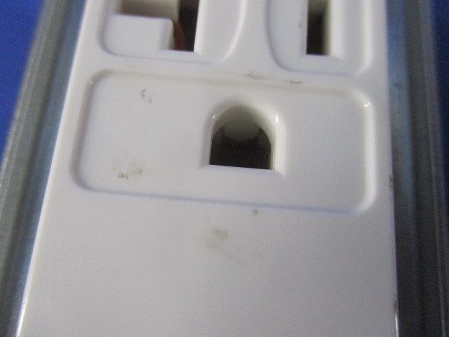 埋込アースターミナル付コンセント(8個入)(ピュアホワイト)(キズ・汚れ有) JEC-BN-LIGE