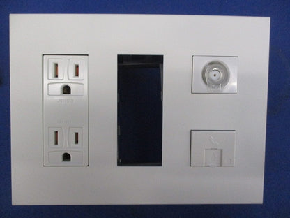 情報コンセント(1セット入)(ピュアホワイト)(撮影のため開封) AV-U2S7L他