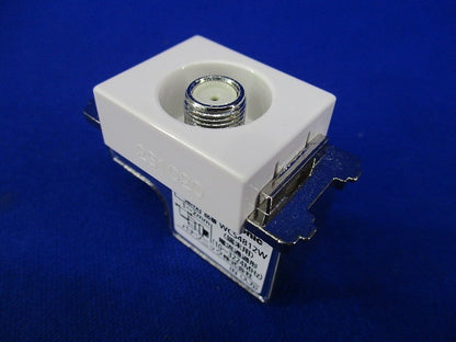 埋込高シールドテレビコンセント 端末用(電流通過形)(セラミックホワイト) WCS4812W