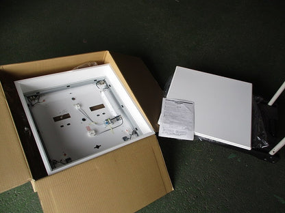 LEDベースライト スクエアタイプ(温白色)(ヒビ・キズ有) FYY26409LA9-RYS