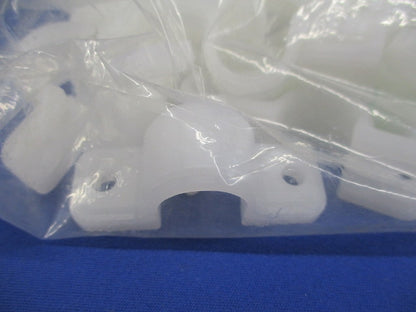 両サドル ビス2本止めタイプ PE製 50個入 LST-14P-50
