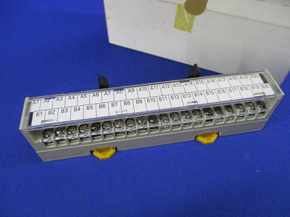 コネクタ端子台変換ユニット(汚れ有) XW2D-40G6