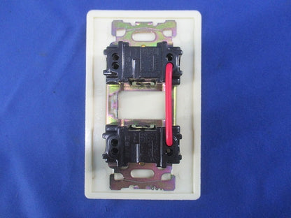 階段灯スイッチB2連型(キズ・汚れ有) EE8994