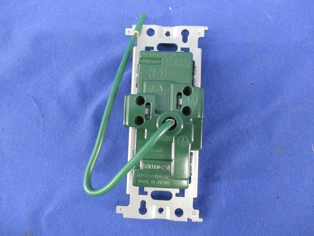 埋込抜け止め接地ダブルコンセント(接地リード線付)(緑) WN11621