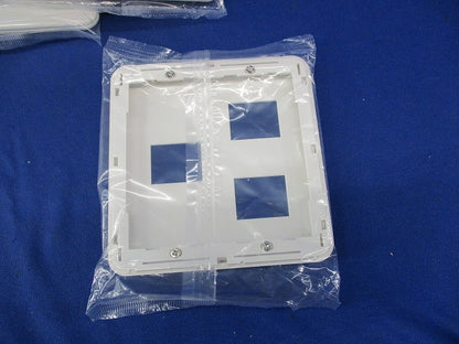 コンセントプレート3コ用(10枚入)(ホワイト)(新品未開封) WTF7073