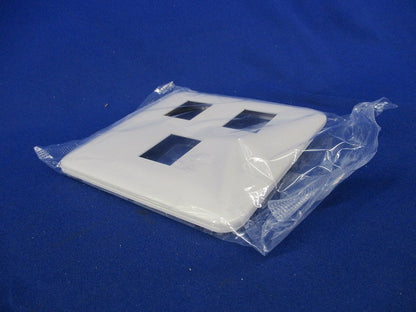 コンセントプレート3コ用(4枚入)(ホワイト)(新品未開封) WTF7073