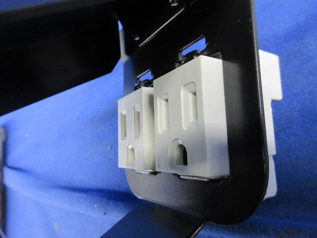 プラグ収納型フロアコンセント TFB40103-J