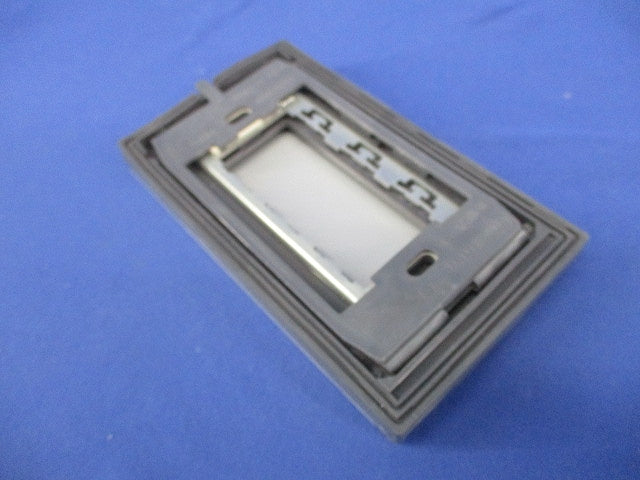 防雨薄型コンセントガードプレート3コ用(ホワイトシルバー) WTF7983