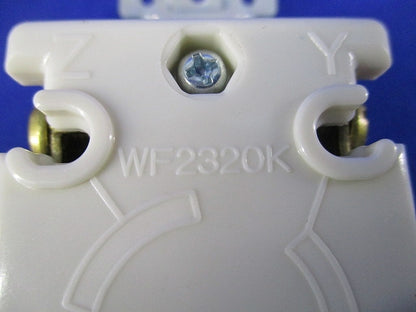 引掛埋込コンセント(3個入)(キズ・汚れ有) WF2320K