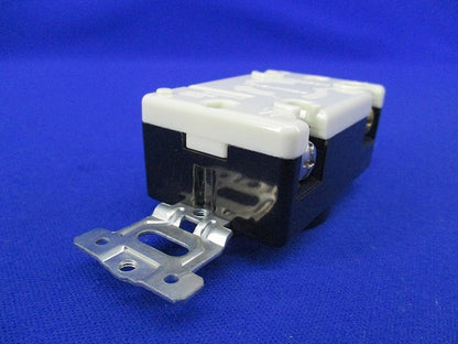 引掛埋込コンセント(3個入)(キズ・汚れ有) WF2320K