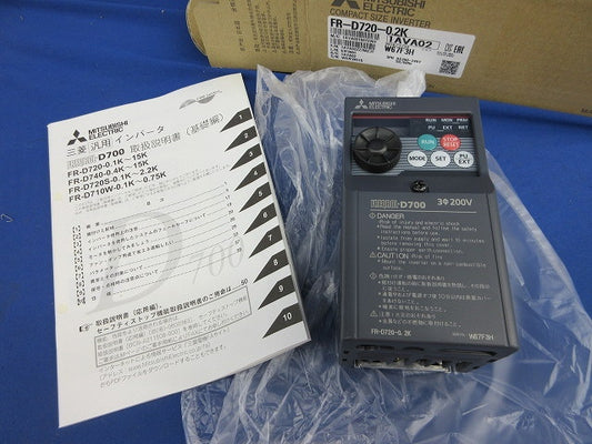 汎用インバータ(撮影のため開梱) FR-D720-0.2K