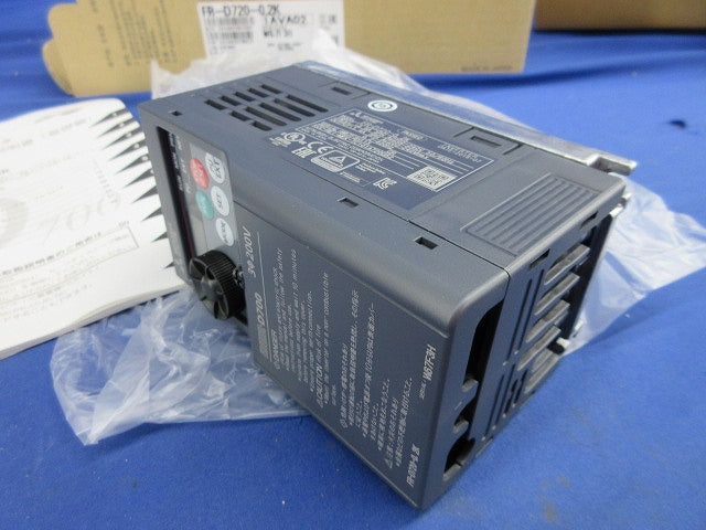汎用インバータ(撮影のため開梱) FR-D720-0.2K