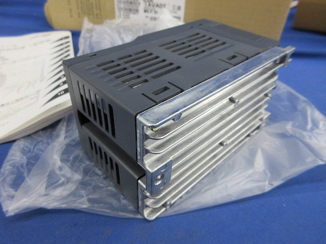 汎用インバータ(撮影のため開梱) FR-D720-0.2K